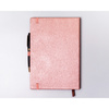 B5 Notizbuch in Rosa, bedruckt mit Punkten und ausgestattet mit einem Verschlussgummi – Peterson