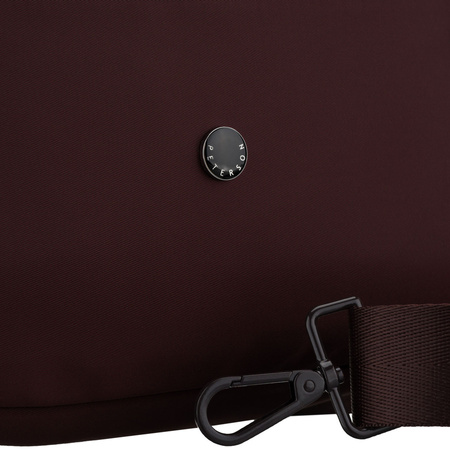 Damen-Umhängetasche aus Polyester in Bordeauxrot, an Henkeln und einem abnehmbaren Gürtel befestigt – Peterson