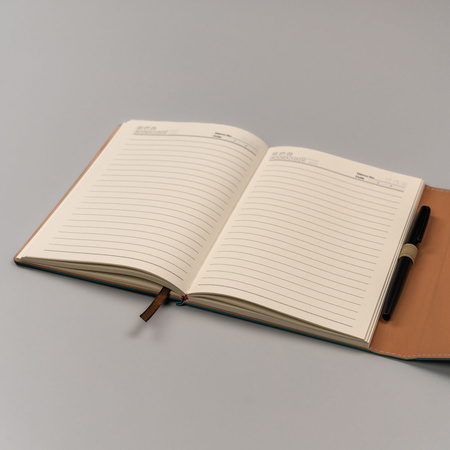 Geschenkset: Türkiser Notizblock mit Magnetverschluss und schwarzer Kugelschreiber – Peterson