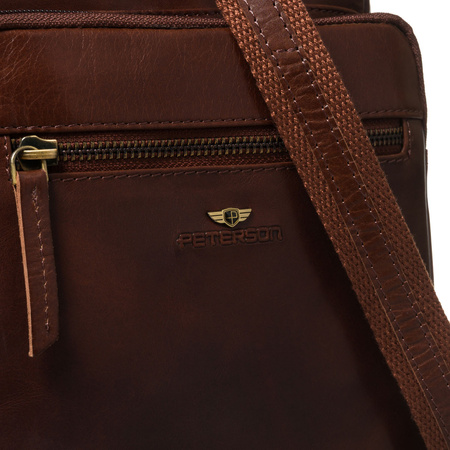 Städtische Herren-Umhängetasche aus Naturleder in Braun, aufgehängt an einem verstellbaren Gürtel – Peterson
