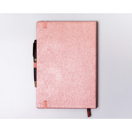 B5 Notizbuch in Rosa, bedruckt mit Punkten und ausgestattet mit einem Verschlussgummi – Peterson