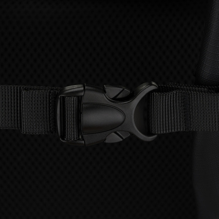 Großer Reise-Rucksack in Schwarz mit Laptopfach, mit Reißverschluss geschlossen - Peterson