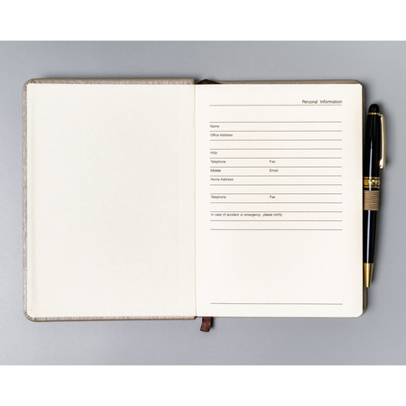 Beigefarbenes Notizbuch im B6-Format, bedruckt mit Punkten, ausgestattet mit einem Gummiband zum Verschließen – Peterson