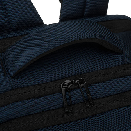 Dunkelblauer Reise-Rucksack aus Polyester mit Laptopfach, aufgehängt an verstellbaren Schultergurten – Peterson