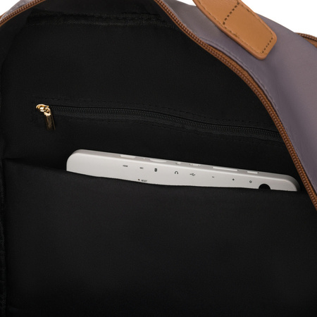 Damen-Rucksack in Grau, an verstellbaren Trägern hängend und mit Reißverschluss geschlossen - Peterson