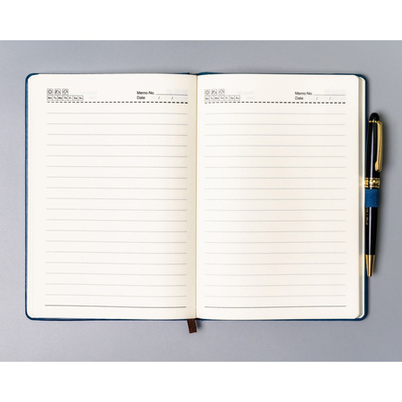 Blaues Notizbuch im Hardcover-Format A5, liniert, ausgestattet mit einem Gummiband zum Verschließen – Peterson