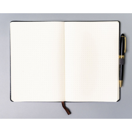 Notizbuch im A5-Format in Grau, ausgestattet mit einem Gummiband zum Verschließen - Peterson