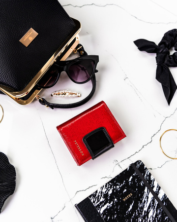 Kompakte Damen-Geldbörse aus lackiertem Naturleder – Peterson