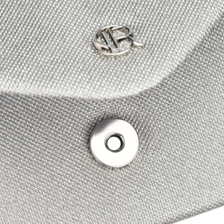 Brokat-Damen-Clutch in Silberfarbe an einer eleganten Kette hängend - Rovicky