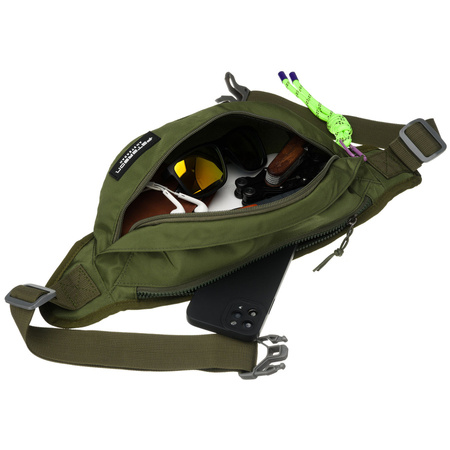 Praktische, geräumige Tasche aus Polyester in grün, geschlossen mit Reißverschluss mit stilvollem Karabinerhaken - Peterson