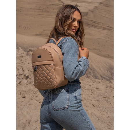 Kleiner beiger Damen Rucksack mit Steppung, silbernen Nieten und modischem Anhänger aus Öko-Leder – Peterson