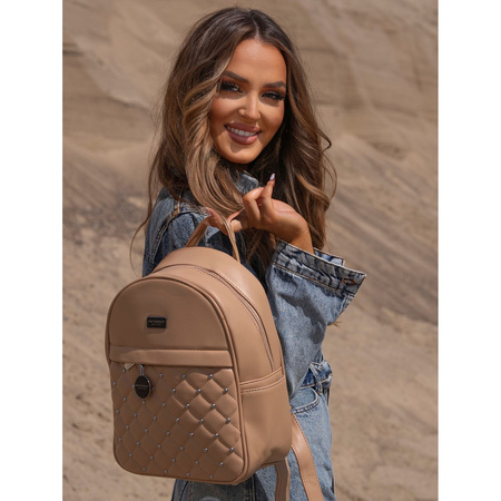 Kleiner beiger Damen Rucksack mit Steppung, silbernen Nieten und modischem Anhänger aus Öko-Leder – Peterson