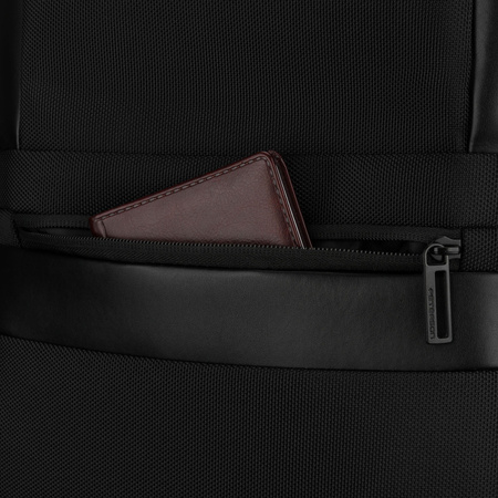 Reise-Rucksack aus Polyester in Schwarz, aufgehängt an verstellbaren Schultergurten – Peterson