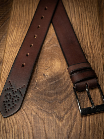 Klassischer Herren Ledergürtel mit Zierlöchern – Rovicky