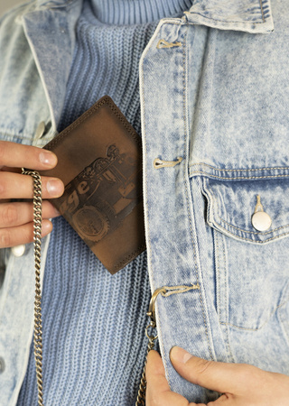 Vertikale Herren Geldbörse aus Nubukleder mit Prägung und Kette