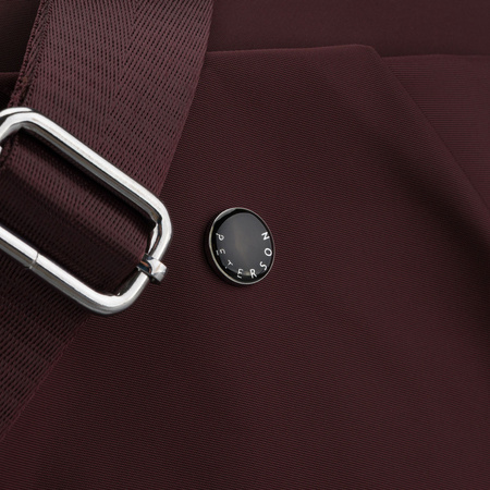 Bordeauxrote, handliche Damen-Umhängetasche aus Polyester, aufgehängt an einem breiten Gürtel - Peterson