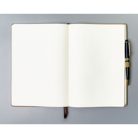 Beigefarbener Notizblock im B5-Format, bedruckt mit Punkten, ausgestattet mit einem Gummiband zum Verschließen – Peterson