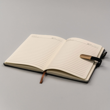 Geschenkset: Schwarzes, elegantes A5-Linien-Notizbuch mit schwarzem Kugelschreiber – Peterson