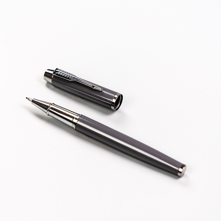 Grauer Metallkugelschreiber mit austauschbarer Mine in eleganter Geschenkbox – Peterson