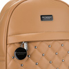 Kleiner beiger Damen Rucksack mit Steppung, silbernen Nieten und modischem Anhänger aus Öko-Leder – Peterson