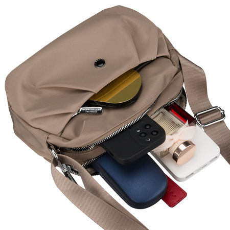 Beigefarbene, handliche Damen-Umhängetasche aus Polyester, aufgehängt an einem breiten Gürtel – Peterson