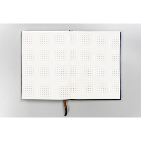 Notizbuch in Marineblau mit festem Einband und im B6-Format, bedruckt mit Punkten – Peterson