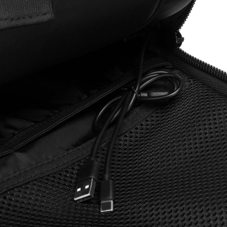 Reiserucksack in Schwarz mit Vakuumfach und USB-Anschluss – Peterson