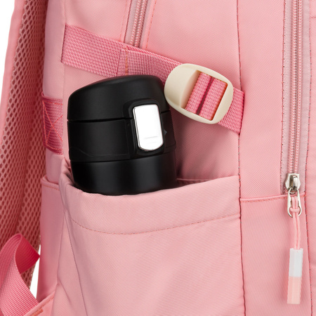 Modischer Schulrucksack aus Polyester in Rosa, an verstellbaren Trägern hängend - Peterson