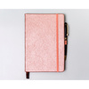 Rosa Notizbuch im A5-Format, bedruckt mit Punkten, ausgestattet mit einem Verschlussgummi - Peterson