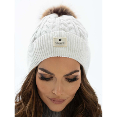 Weiße Wintermütze mit Bommel in Naturfarbe – Peterson