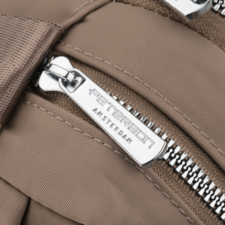 Beigefarbene, handliche Damen-Umhängetasche aus Polyester, aufgehängt an einem breiten Gürtel – Peterson