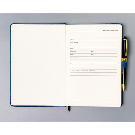 Blaues Notizbuch im Hardcover-Format A5, liniert, ausgestattet mit einem Gummiband zum Verschließen – Peterson