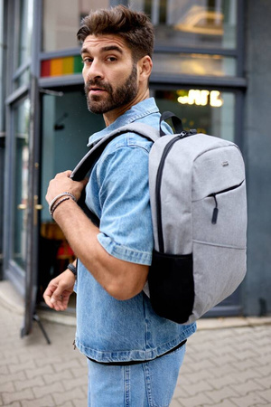 Großer Herren Rucksack mit USB-Anschluss und Laptopfach – Peterson