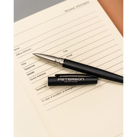 Geschenkset: Beiger Notizblock mit Magnetverschluss und schwarzer Kugelschreiber – Peterson