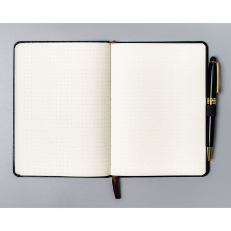 Peterson Schwarzes Notizbuch im B6-Format mit gepunkteten Seiten