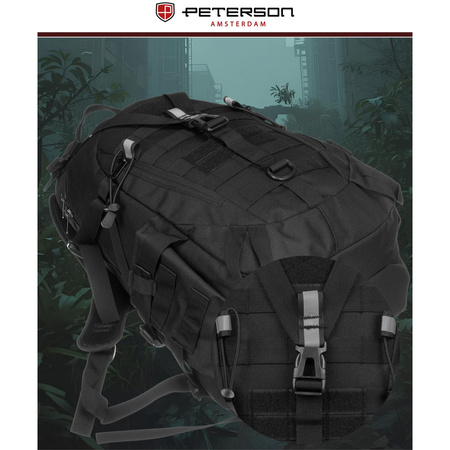 Sportlicher Militärrucksack in Schwarz, aufgehängt an verstellbaren Schultergurten - Peterson