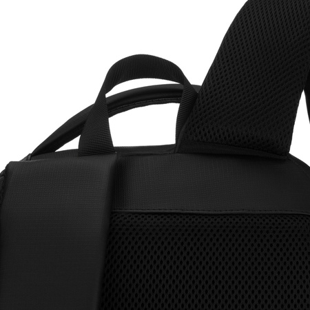 Großer Reise-Rucksack in Schwarz mit Laptopfach, mit Reißverschluss geschlossen - Peterson