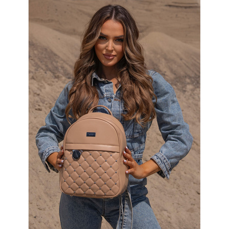 Kleiner beiger Damen Rucksack mit Steppung, silbernen Nieten und modischem Anhänger aus Öko-Leder – Peterson