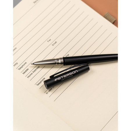 Geschenkset: Schwarzer Notizblock mit Linien und eleganter schwarzer Kugelschreiber – Peterson