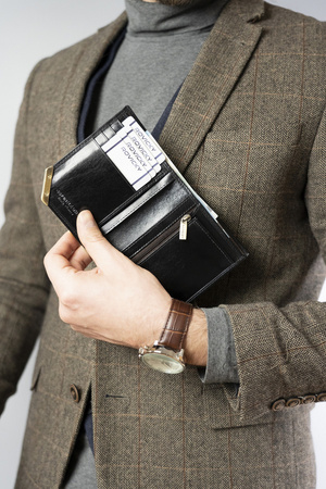 Herren Geldbörse Hochformat aus Glattleder mit goldenem Akzent – Rovicky