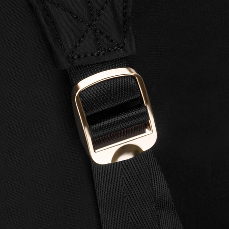 Damen-Stadtrücksäcke aus Polyester in Schwarz, an verstellbaren Trägern aufgehängt - Peterson