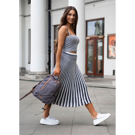 Damen-Rucksack in Grau, an verstellbaren Trägern hängend und mit Reißverschluss geschlossen - Peterson