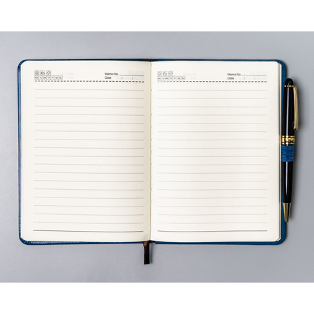 Blaues Notizbuch im B6-Format, liniert, mit Stiftschlaufe – Peterson