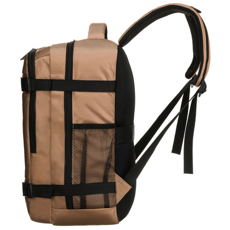 Reise-Rucksack aus Polyester in Beige, aufgehängt an atmungsaktiven Trägern – Peterson