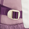 Weicher Schulrucksack aus Polyester in weiß-lila Farbe, aufgehängt an verstellbaren Trägern - Peterson