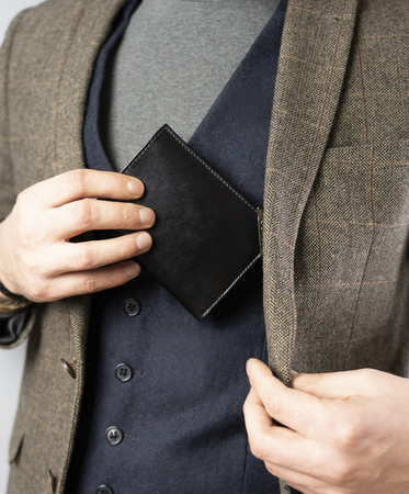 Herren Geldbörse Hochformat aus Glattleder mit silbernem Akzent – Rovicky