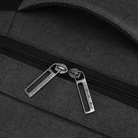 Geräumiger, schwarzer Reiserucksack aus Polyester, ideal als Handgepäck – Peterson