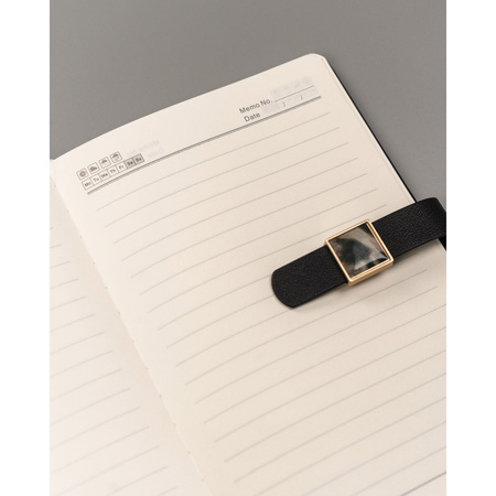 Geschenkset: Schwarzes Notizbuch mit Linien, Magnetverschluss und schwarzer Kugelschreiber – Peterson