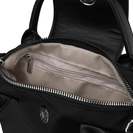 Schwarze Damen-Umhängetasche aus Polyester, aufgehängt an einem breiten Gürtel und handlichen Griffen - Peterson