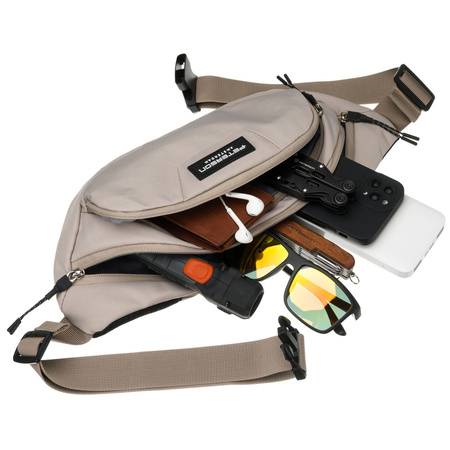 Praktische, hellgraue Sporttasche aus Polyester, aufgehängt an einem verstellbaren Gürtel – Peterson